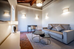 Luxury Studio Suite, City View | Living area | 50-inch Smart TV with digital channels - YiD Four suites Ognissanti (Florence)
