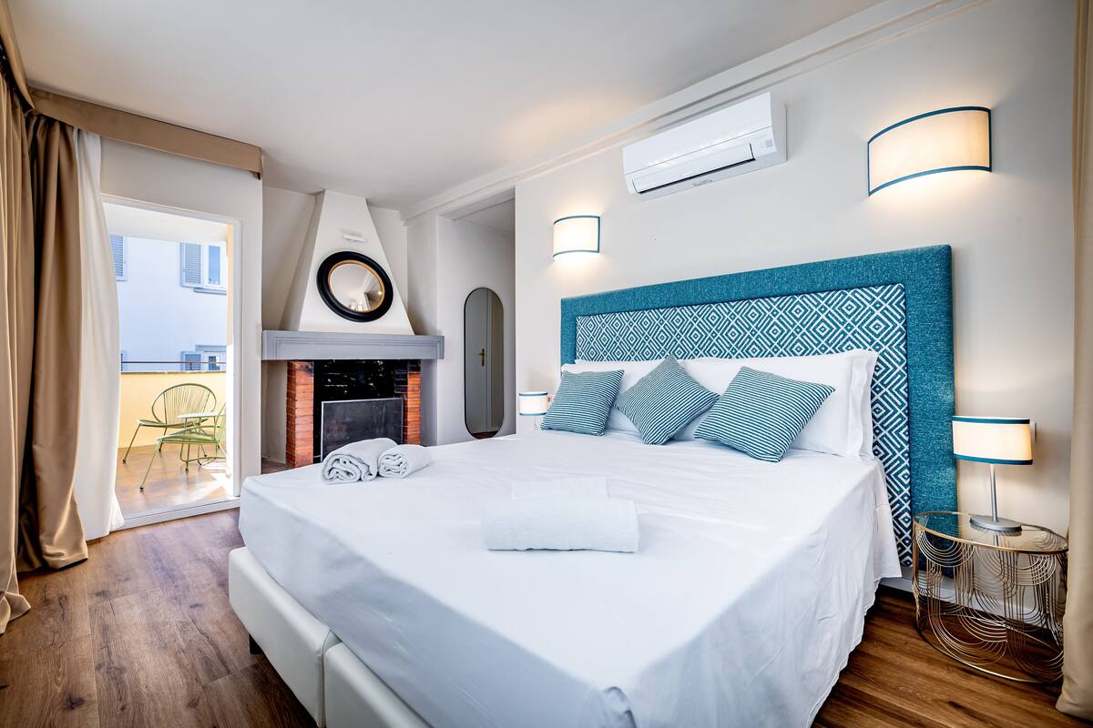 4 bedrooms, down duvets, minibar, blackout curtains