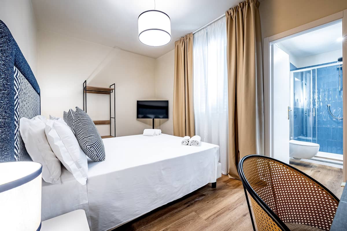 4 bedrooms, down duvets, minibar, blackout curtains