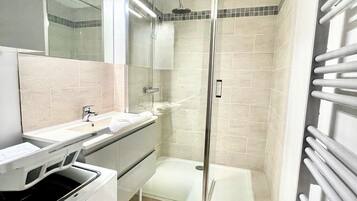 Een haardroger, handdoeken, zeep, toiletpapier