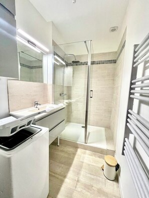 Sèche-cheveux, serviettes fournies, savon, papier toilette