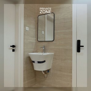 Artículos de tocador gratuitos, secador de pelo, toallas, jabón