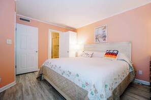 1 bedroom, WiFi, bed sheets - Ocean Creek Resort Condo-Adjustable King Bed, Pools, Beach Club+Tram (Myrtle Beach)