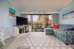 TV, offices - Ocean Creek Resort Condo-Adjustable King Bed, Pools, Beach Club+Tram (Myrtle Beach)