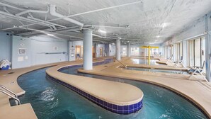 Une piscine intérieure dotée de plusieurs couloirs, d’une signalisation claire et d’une architecture moderne.