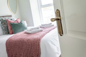 Luxury House | Premium bedding, Select Comfort beds, blackout drapes, travel crib - The Green House (Warrenpoint)