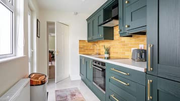 Luksushus | Eget kjøkken | Kjøleskap, mikrobølgeovn, ovn og kokeplater