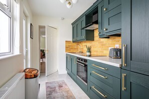 Full-sized fridge, microwave, oven, stovetop - The Green House (Warrenpoint)