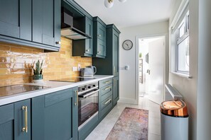 Luxury House | Private kitchen | Full-size fridge, microwave, oven, stovetop - The Green House (Warrenpoint)