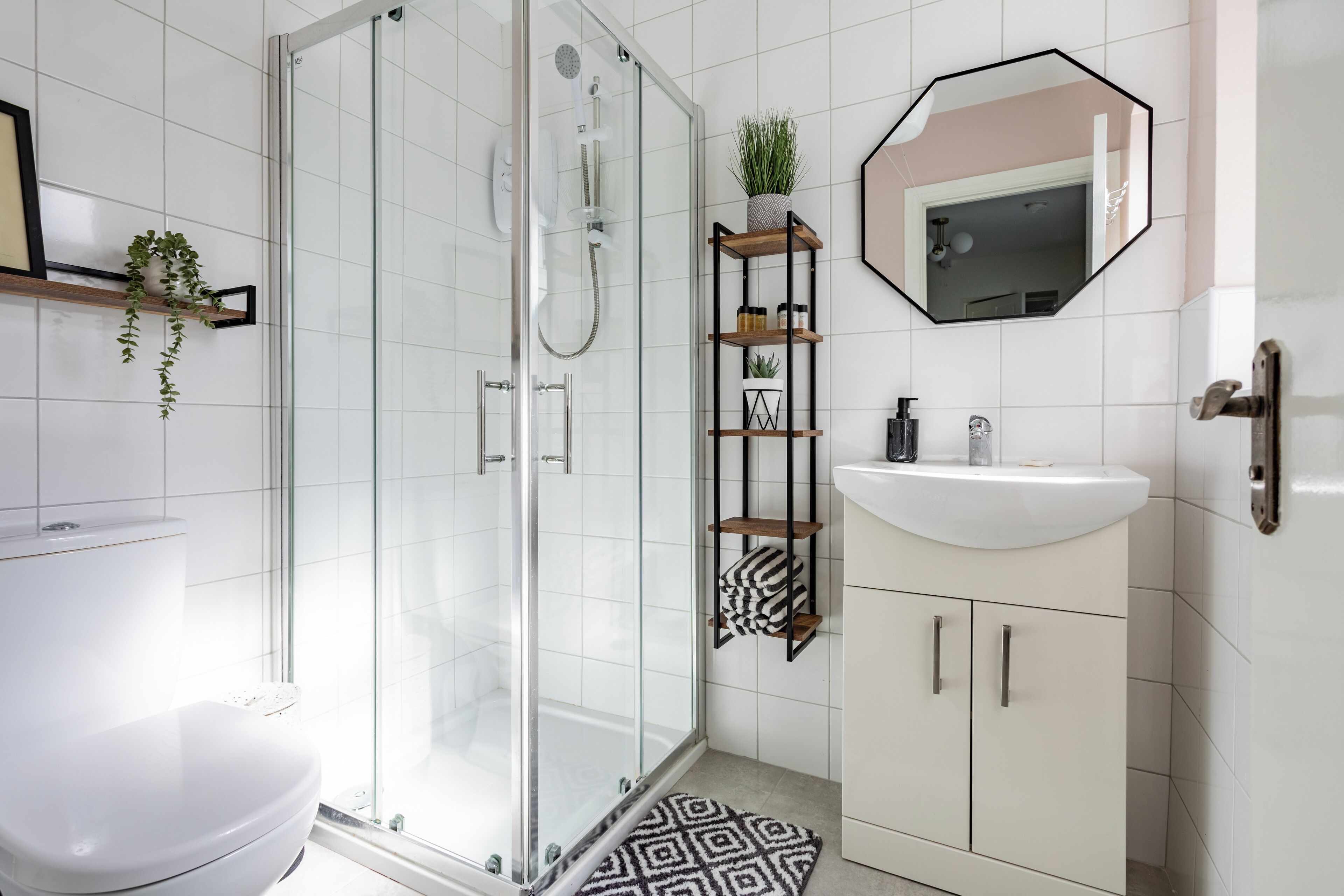 Haartrockner, Handtücher, Seife, Shampoo