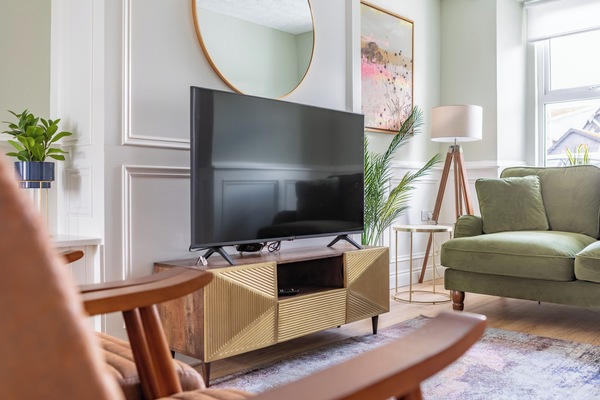 Casa de lujo | Área de sala de estar | Smart TV de 52 pulgadas con canales digitales y Netflix