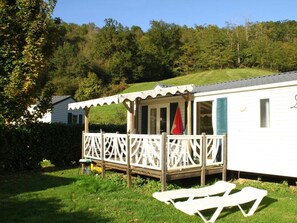 Exterior - 30m² Mobile Home with Terrace, 2 Bedrooms, Sleeps 5 in Nescus (La Bastide-de-Sérou)