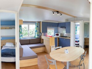 Interior - 30m² Mobile Home with Terrace, 2 Bedrooms, Sleeps 5 in Nescus (La Bastide-de-Sérou)
