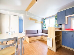 Dining - 30m² Mobile Home with Terrace, 2 Bedrooms, Sleeps 5 in Nescus (La Bastide-de-Sérou)