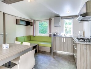 Fridge, microwave, coffee/tea maker - Mobile home for 7 with terrace in Bastide-de-Sérou (La Bastide-de-Sérou)
