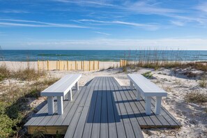 On the beach - Hot Days, Cool Savings 20% OFF! RENOVATED & GORGEOUS BEACHFRONT (Eastpoint)