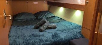 Boat, 2 Cabins 2 En-suite, 2 Double Beds, Les Saintes