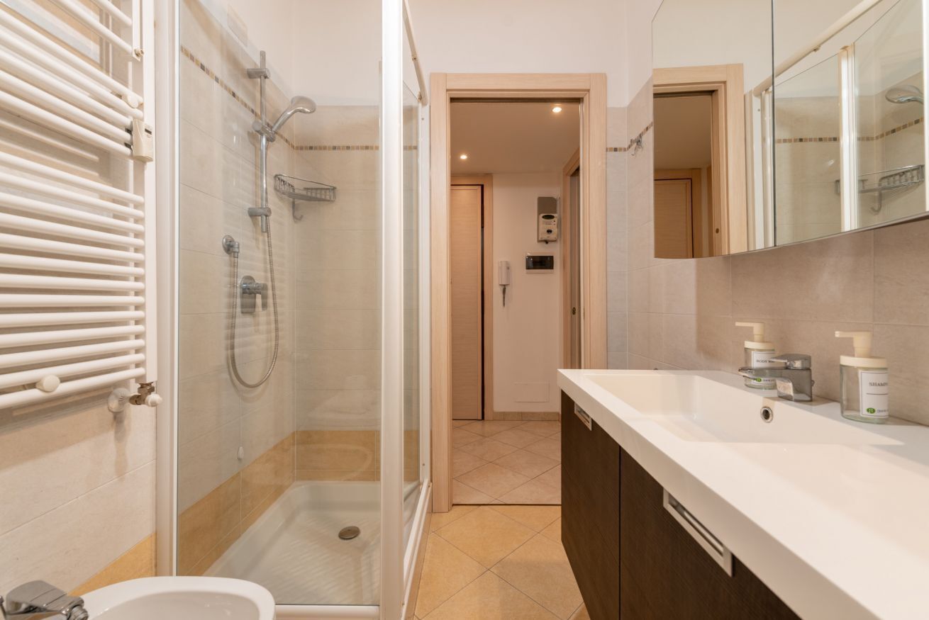 Shower, bidet, towels, shampoo