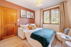 4 bedrooms, desk, iron/ironing board, travel crib