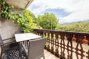 Outdoor dining - For large gatherings: 2 apartments under a welcoming roof (Taninges)