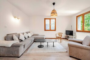 Smart TV, fireplace, DVD player, books - For large gatherings: 2 apartments under a welcoming roof (Taninges)