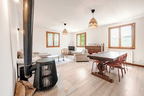Smart TV, fireplace, DVD player, books - For large gatherings: 2 apartments under a welcoming roof (Taninges)