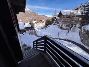 Property grounds - Charming Swiss chalet with stunning mountain views. (Grächen)