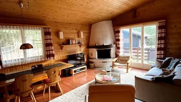 Smart-TV, peis, DVD-spiller og bøker