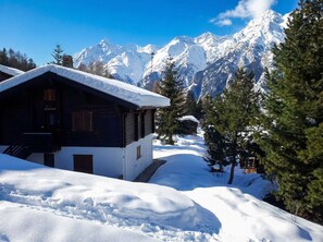 Exterior - Charming Swiss chalet with stunning mountain views. (Grächen)