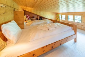3 bedrooms, iron/ironing board, travel crib, free WiFi
