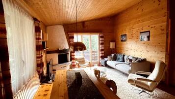 Smart-TV, peis, DVD-spiller og bøker