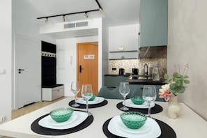 Refrigerador, microondas, placa de cocina, lavavajillas