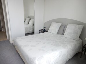 Iron/ironing board, bed sheets - LA VUE MERS Apartment 1 to 2 pers panoramic view 100 m beach bikes provided (Mers-les-Bains)