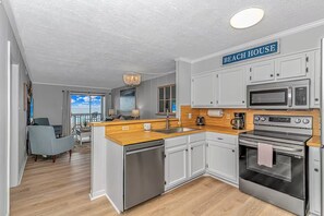 Fridge, microwave, oven, stovetop - I-2 2nd Floor Oceanfront with King Bed Suite (North Myrtle Beach)