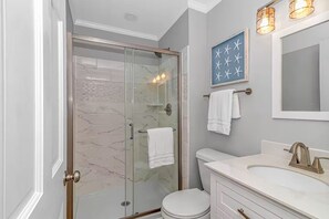 Een douche, een haardroger, handdoeken, zeep