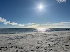 Playa en los alrededores, camastros y toallas de playa