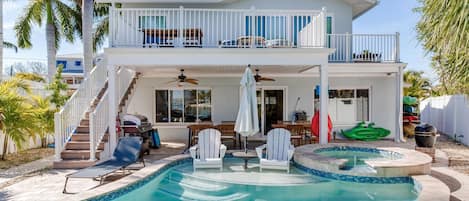 Alberca al aire libre y alberca climatizada