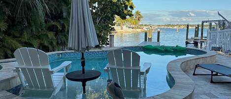 Alberca al aire libre y alberca climatizada