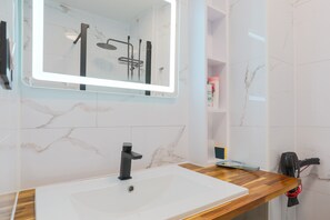 Shower, hair dryer, towels