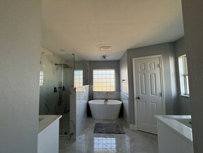 Secadora de cabello, toallas, jabón, papel de baño 