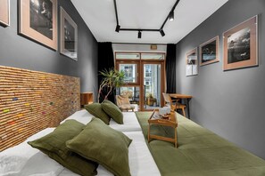 Een bureau, een strijkplank/strijkijzer, wifi, beddengoed