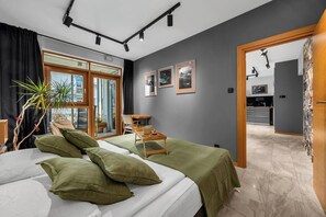 Een bureau, een strijkplank/strijkijzer, wifi, beddengoed