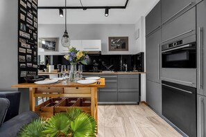 Frigorifero, microonde, forno, piano cottura