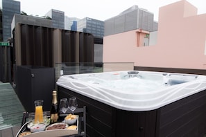 Outdoor spa tub - Luma 41 (Singapore)