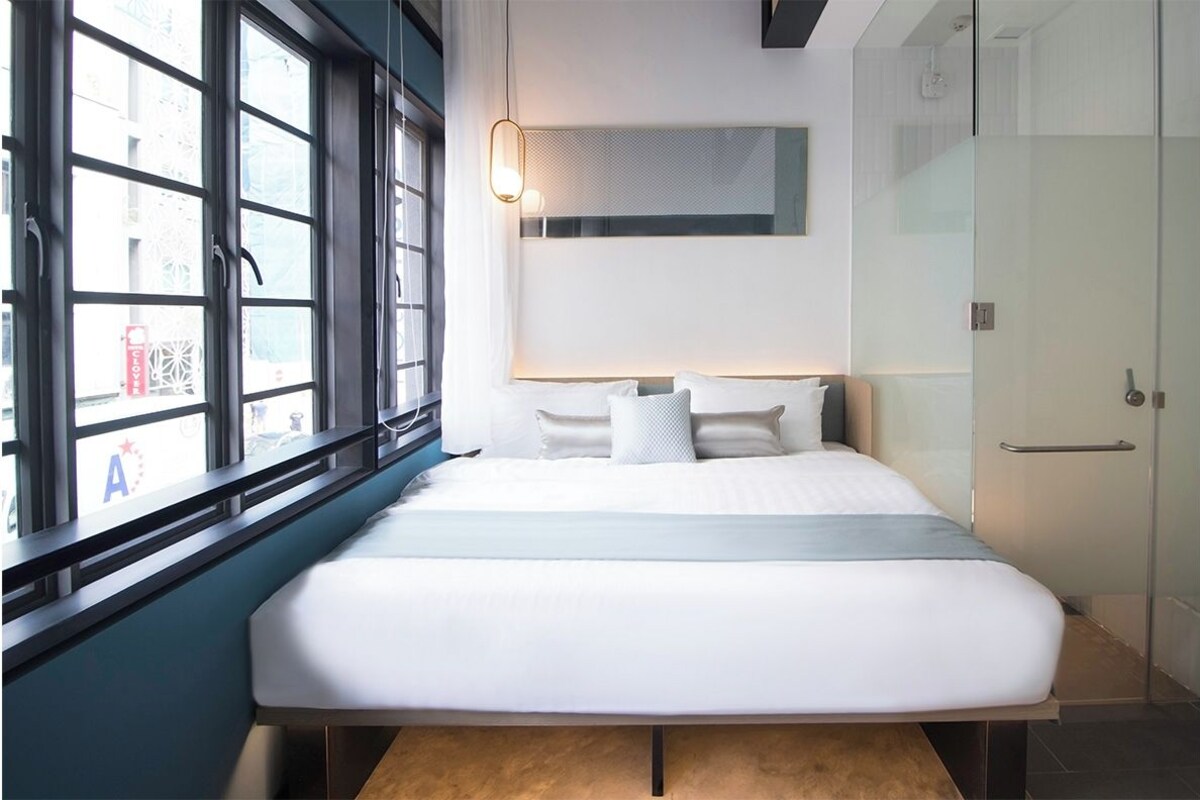 Deluxe Room, 1 King Bed, City View | Minibar (free items), in-room safe, laptop workspace, blackout drapes