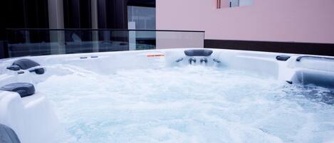 Bañera de hidromasaje al aire libre