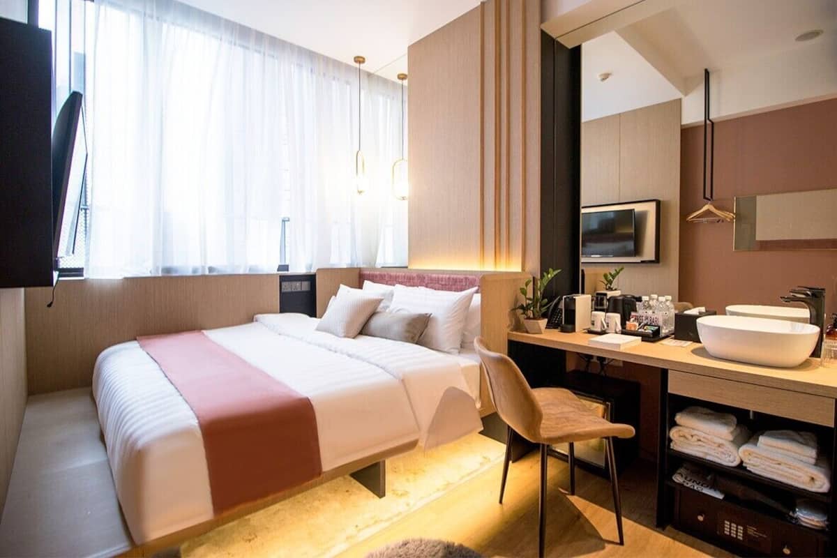 Premier Room, 1 King Bed | Minibar (free items), in-room safe, blackout drapes, WiFi (free)
