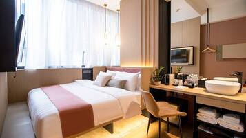 Rom – premier, 1 kingsize-seng | Safe på rommet, blendingsgardiner og wi-fi (inkludert)