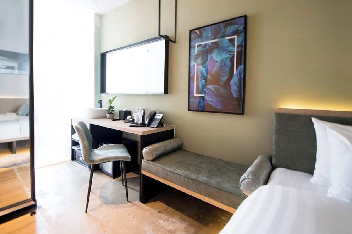 Deluxe Room, 1 King Bed | Minibar (free items), in-room safe, blackout drapes, WiFi (free)