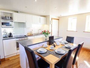 Dishwasher, cookware/dishes/utensils - The Mill House (Louth)